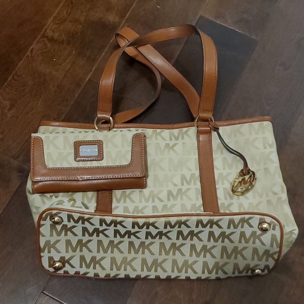 LIKE NEW/PERFECT CONDITION Michael Kors Purse